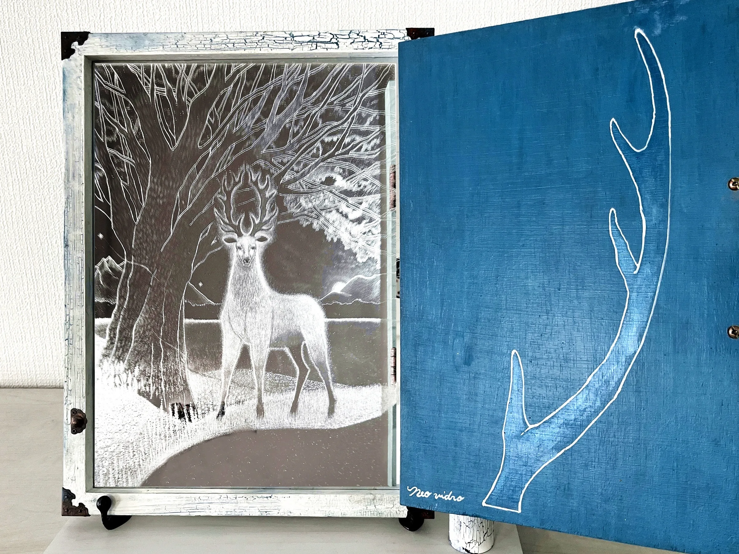 Forest of Mirror — White stag, forest, moon engraved on a glass mirror (with a door) by Neo Vidro